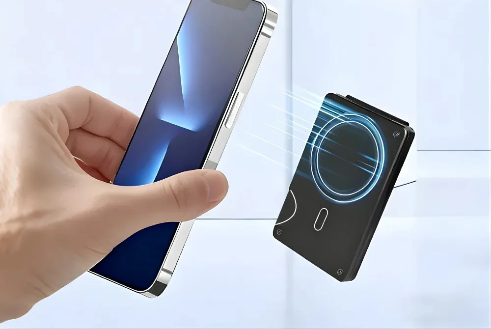 Le wallet fixé au dos d'un iPhone